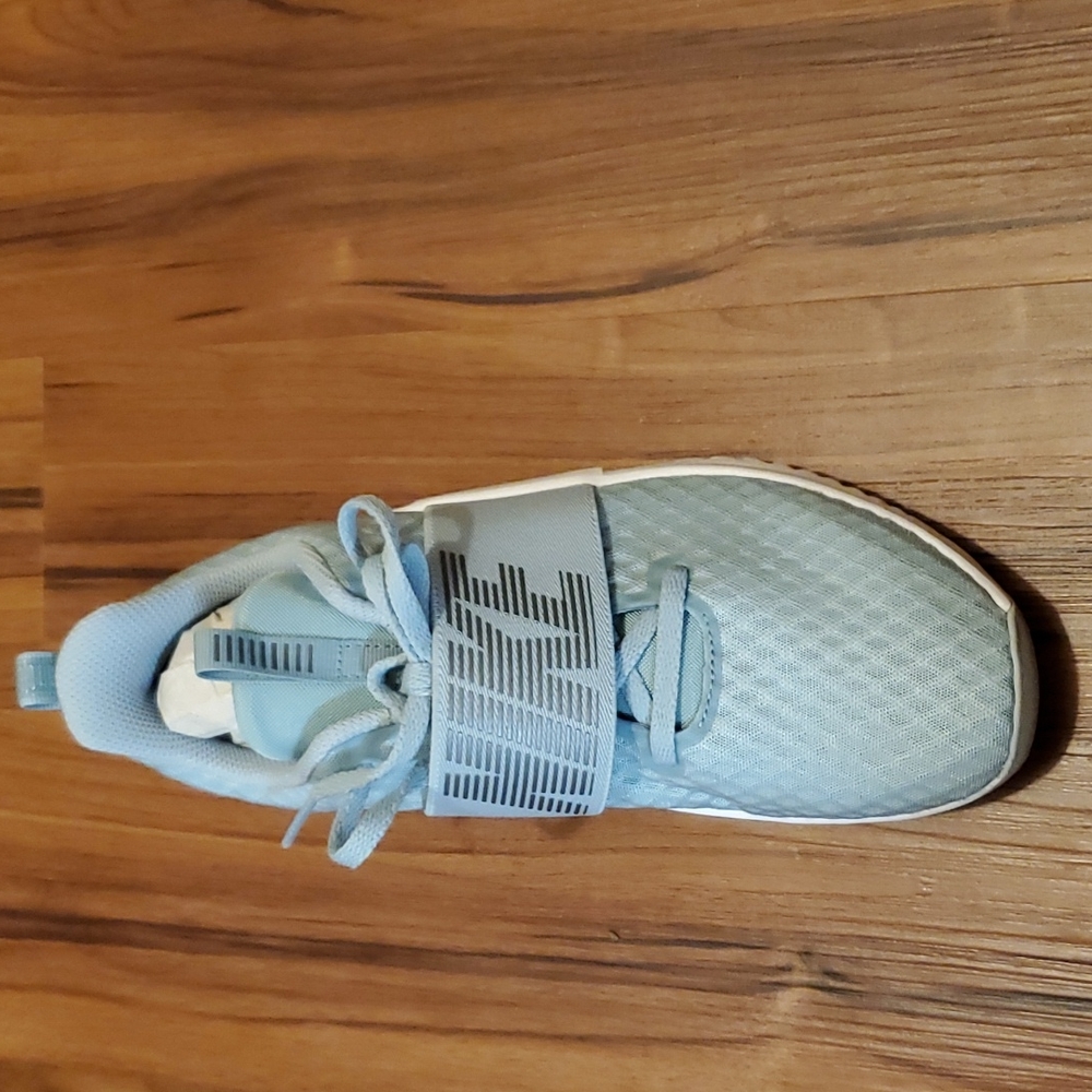 Nike women's SINGLE LEFT shoe size 9